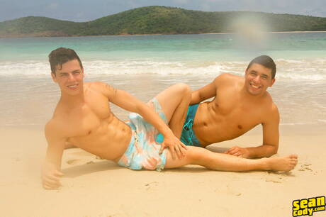 El musculoso rumano Kaleb Stryker y el forzudo Joe hacen el amor después de un paseo por la playa