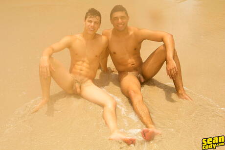 El musculoso rumano Kaleb Stryker y el forzudo Joe hacen el amor después de un paseo por la playa