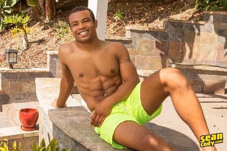 黒人のたくましい男エースがプールで服を脱いでタイトなお尻を見せる
