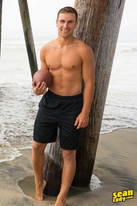 El guapo Smith posa desnudo y muestra su culo caliente después de la playa