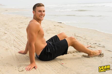 ハンサムな男スミスがビーチの後で裸のポーズをとり、セクシーなお尻を見せる