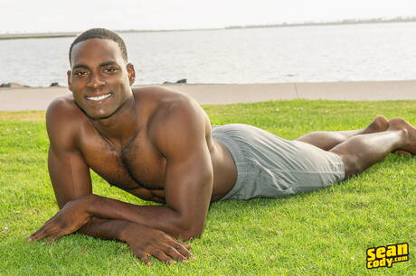 Der schöne englische Junge Luke Desmond posiert nackt und zeigt einen schönen Arsch im Freien