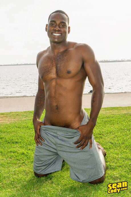 Der schöne englische Junge Luke Desmond posiert nackt und zeigt einen schönen Arsch im Freien