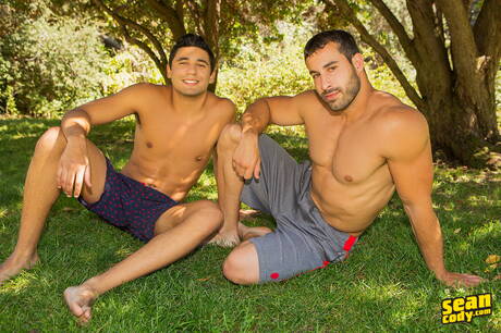 Superhengst Joe und Hengst Randy ficken nach dem Schwanzlutschen im Freien