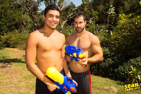 Superhengst Joe und Hengst Randy ficken nach dem Schwanzlutschen im Freien