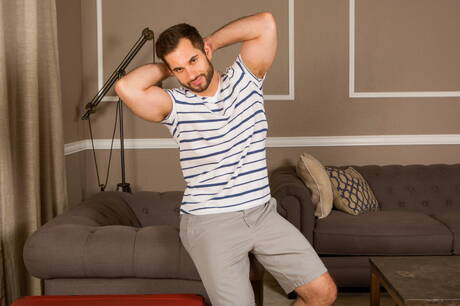 体格の良いヴィンセントが裸でポーズを取り、屋外で素敵なお尻を披露