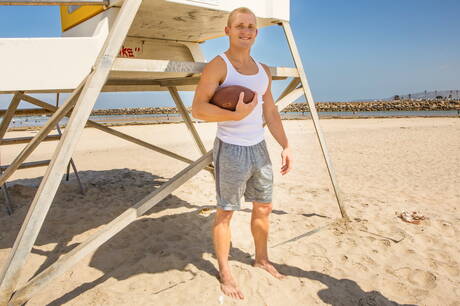 Superstud William posing nude and showing hot ass after beach walk