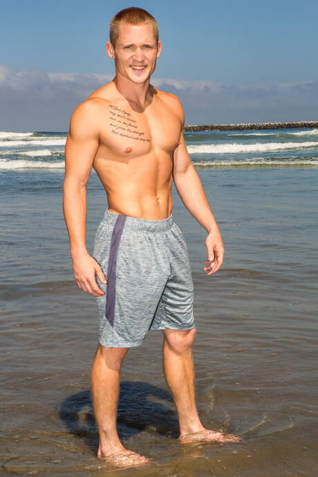 スーパースタッド・ウィリアムがビーチを散歩した後にヌードでポーズをとり、セクシーなお尻を見せる