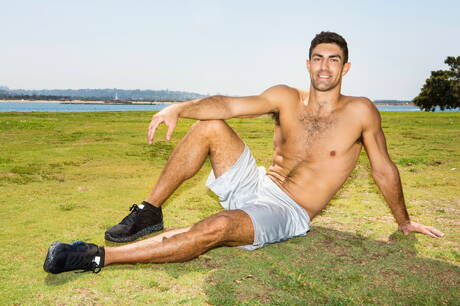 Dobrze zbudowany Sebastien pozuje nago i pokazuje swój tyłek na zewnątrz