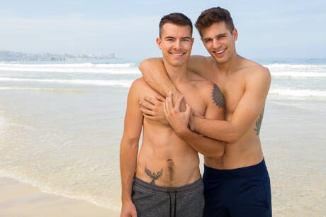 El musculoso Jess y el forzudo Graham taladrando un culo después de la playa