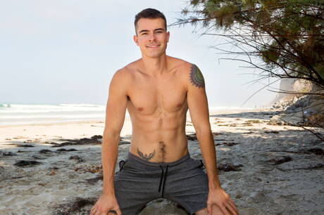 El musculoso Jess y el forzudo Graham taladrando un culo después de la playa