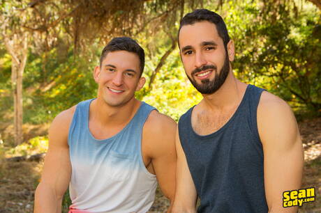 Joey y el husky portugués Héctor De Silva en una escena homosexual caliente al aire libre