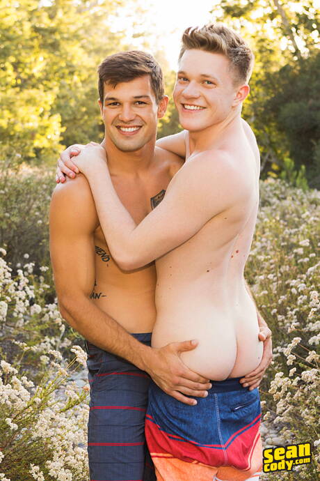 Niemiecki siłacz Thom Barron i amerykański superogier Brysen obciągają i ruchają się nawzajem na zewnątrz