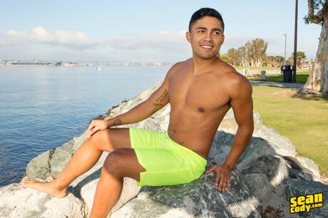 Der gut gebaute Amerikaner Ricky Donovan zieht sich aus und zeigt seinen schönen Hintern im Freien