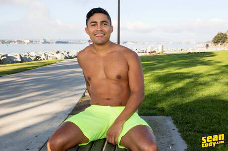 Der gut gebaute Amerikaner Ricky Donovan zieht sich aus und zeigt seinen schönen Hintern im Freien