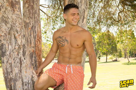 超級帥哥 Lane 和帥哥 Dougie 在戶外吸吮雞巴後操屁股