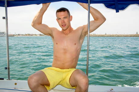 Przystojniak Sean i muskularny Grayson Danielz obciągają i ruchają się nawzajem na zewnątrz