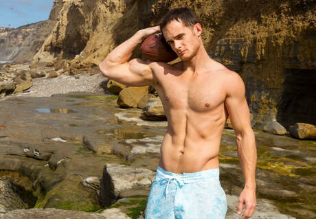 タフガイのカーティスとアメリカのストロングマン、エヴァン・マルコがビーチを散歩した後に愛し合う