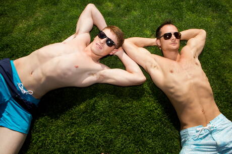 タフガイのカーティスとアメリカのストロングマン、エヴァン・マルコがビーチを散歩した後に愛し合う