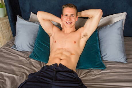 Muskulöser Finn posiert nackt