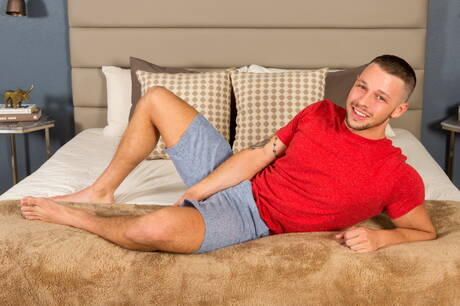 素敵なアメリカ人の男の子のビーフケーキブランドンコーディとカワウソのダンカンブラックは、プールでチンコを吸った後にファックします