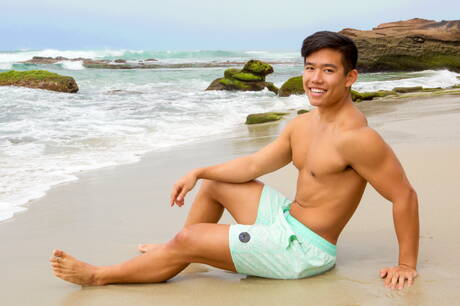 El galán asiático Benjamin se desnuda y muestra su bonito culo después de caminar por la playa