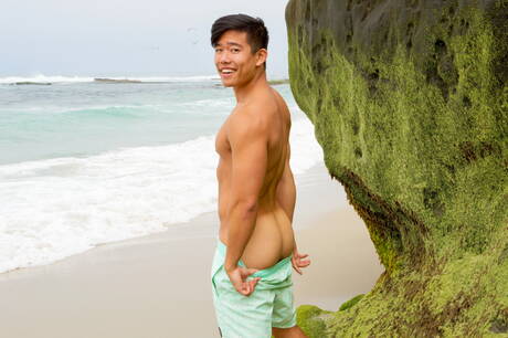 El galán asiático Benjamin se desnuda y muestra su bonito culo después de caminar por la playa