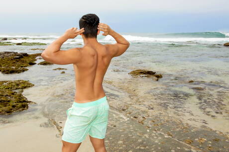 El galán asiático Benjamin se desnuda y muestra su bonito culo después de caminar por la playa