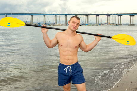 Beefcake Miller pose nue et montre ses fesses serrées après une promenade sur la plage