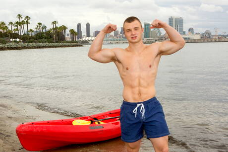 Beefcake Miller posando nu e mostrando o bumbum firme após caminhar na praia
