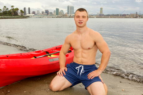 Beefcake Miller posando nu e mostrando o bumbum firme após caminhar na praia