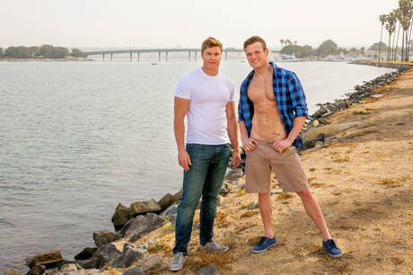 壯漢肖恩和壯漢威爾遜在戶外進行激烈的肛交