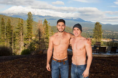 Gorący kumpel Tanner i seksowny chłopak Rowan uprawiają dobry seks na zewnątrz