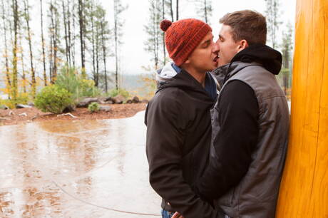 I ragazzi eccitati Brendan, Atticus Hendricks e Jake Porter fanno sesso a tre duro all