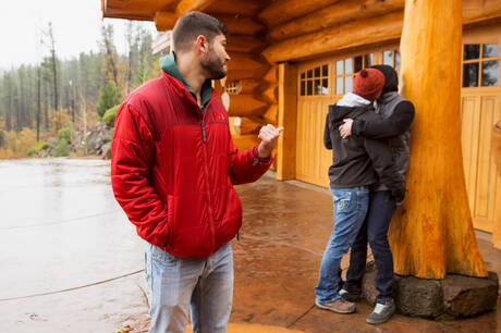 I ragazzi eccitati Brendan, Atticus Hendricks e Jake Porter fanno sesso a tre duro all