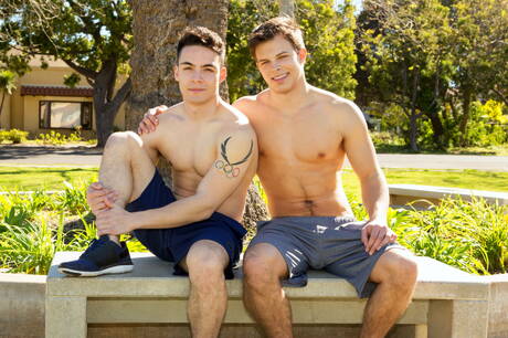 Superhengst Jayden und Hengst Ollie haben eine heiße Paarszene im Bad