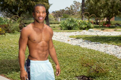 Der starke schwarze Bulle Houston posiert nackt und zeigt seinen Hintern im Freien