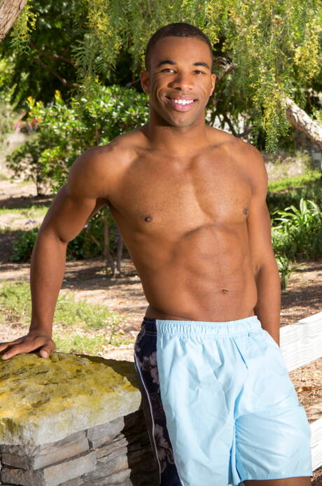 Der starke schwarze Bulle Houston posiert nackt und zeigt seinen Hintern im Freien