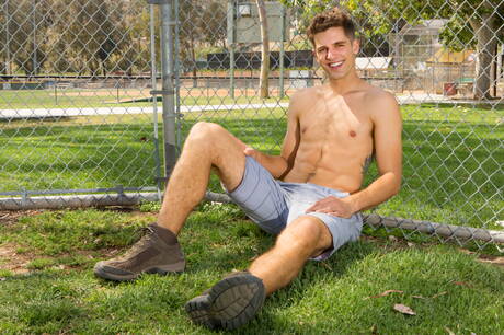 El cachas Jess y el fornido Lane taladrando un culo al aire libre