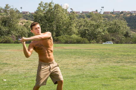 El cachas Jess y el fornido Lane taladrando un culo al aire libre