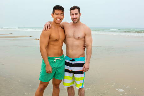 El fornido Benjamin y el musculoso Randy se divierten teniendo sexo anal caliente después de la playa