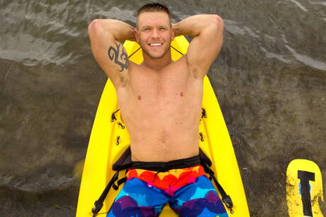 El galán Elliot y el semental Rusty follan después de una mamada en la playa