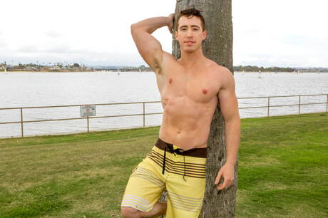 El galán Elliot y el semental Rusty follan después de una mamada en la playa