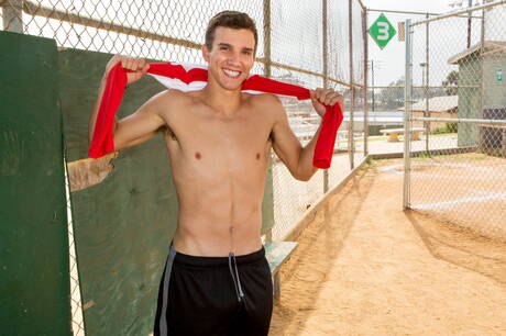 Levi musculoso se masturbando ao ar livre