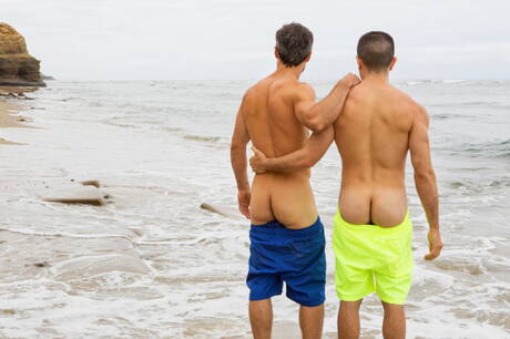 El musculoso latino Manny y el semental Daniel tienen un buen sexo anal después de caminar por la playa