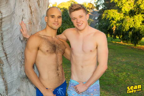 Hunk Thom Barron and hunky guy Frankie Valentine in hot anal sex outdoor