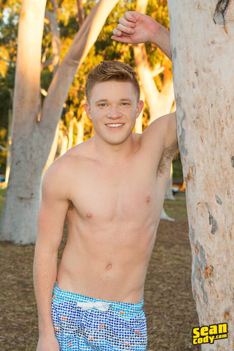 Hunk Thom Barron and hunky guy Frankie Valentine in hot anal sex outdoor