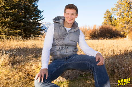 Dobrze zbudowany Dean i muskularny Amerykanin Dillan uprawiają miłość na świeżym powietrzu