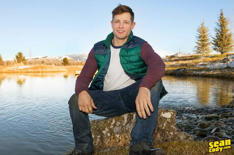 Dobrze zbudowany Dean i muskularny Amerykanin Dillan uprawiają miłość na świeżym powietrzu