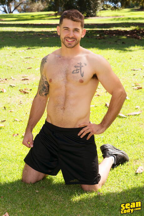 Lorenzo bien bâti pose nu et montre son cul à l